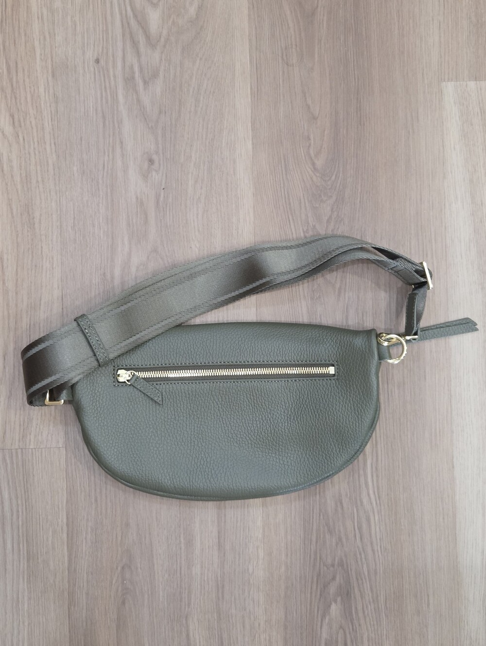Quince Unisex Italian Pebbled Leather Sling Bag Olive Minimalist Quiet Luxury - Picture 10 of 11